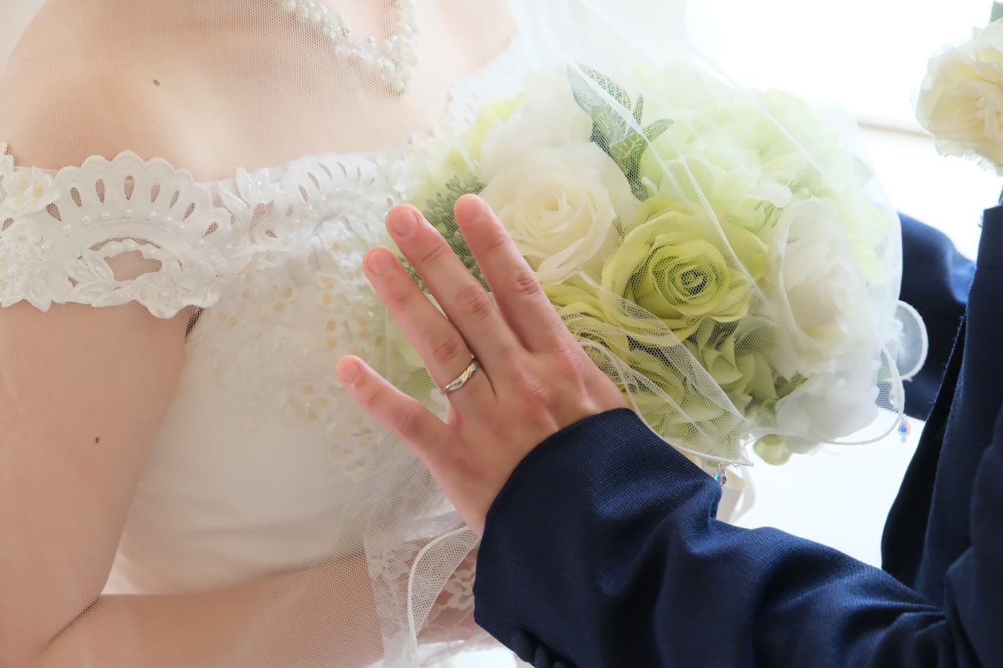 チャペルで結婚式と同じようなフォトウエディングの写真