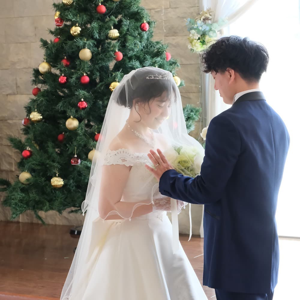ウェディングを行っているウェディングドレスを着た花嫁様とタキシードを着た新郎様