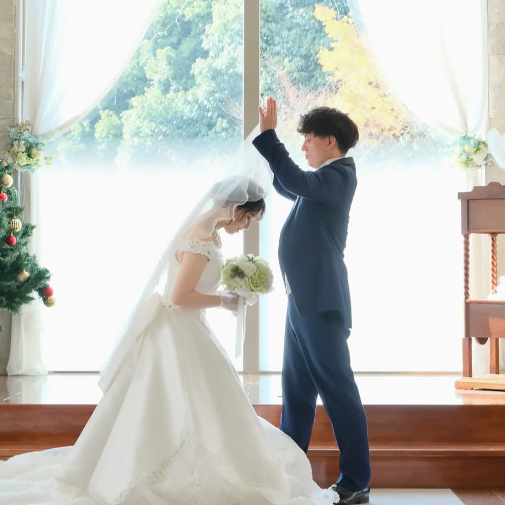 ウェディングを行っているウェディングドレスを着た花嫁様とタキシードを着た新郎様