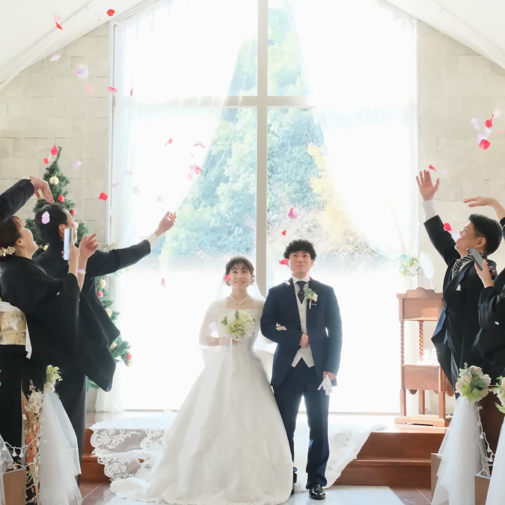 ウェディングを行っているウェディングドレスを着た花嫁様とタキシードを着た新郎様