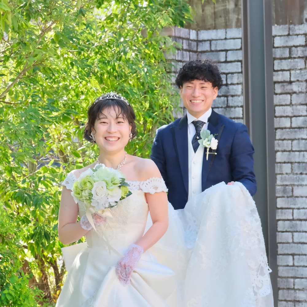ウェディングを行っているウェディングドレスを着た花嫁様とタキシードを着た新郎様