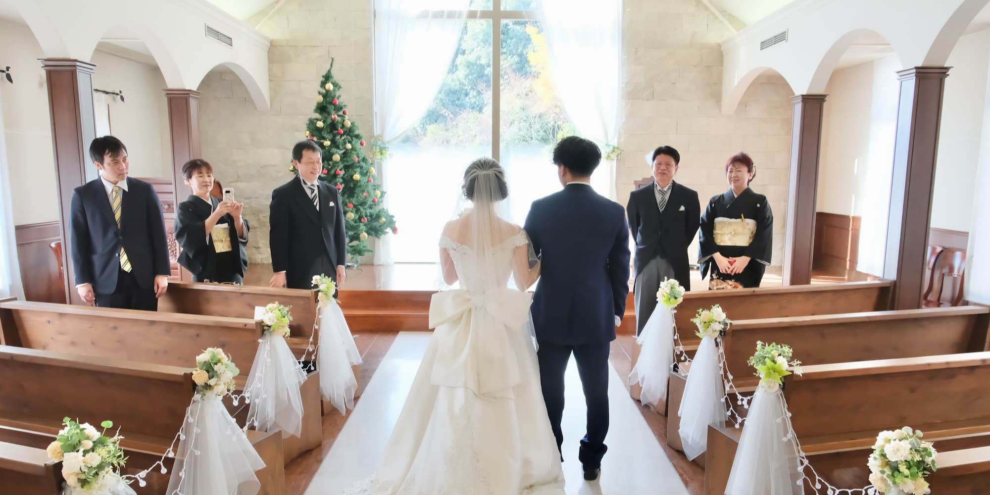 ウエディングドレスを着た花嫁とタキシード姿の新郎