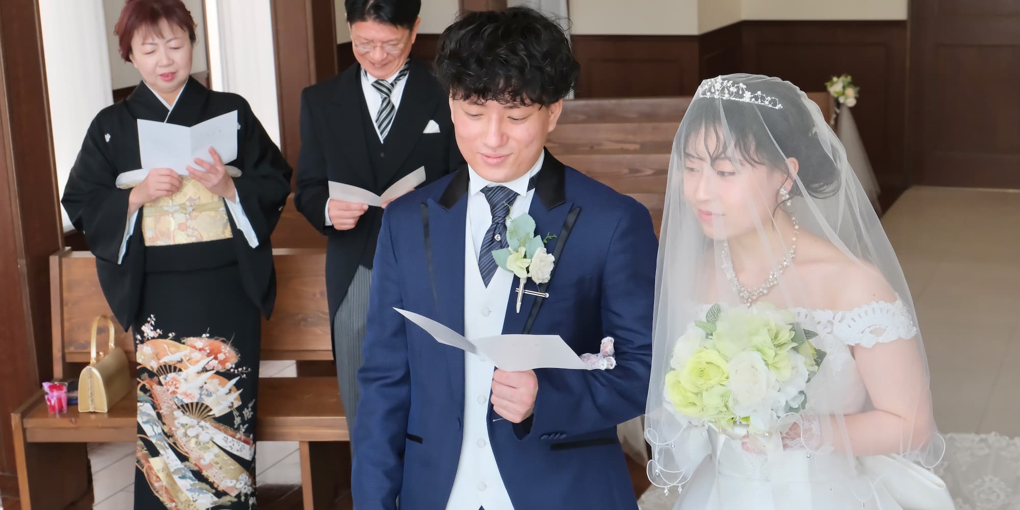 ウェディングを行っているウェディングドレスを着た花嫁様とタキシードを着た新郎様