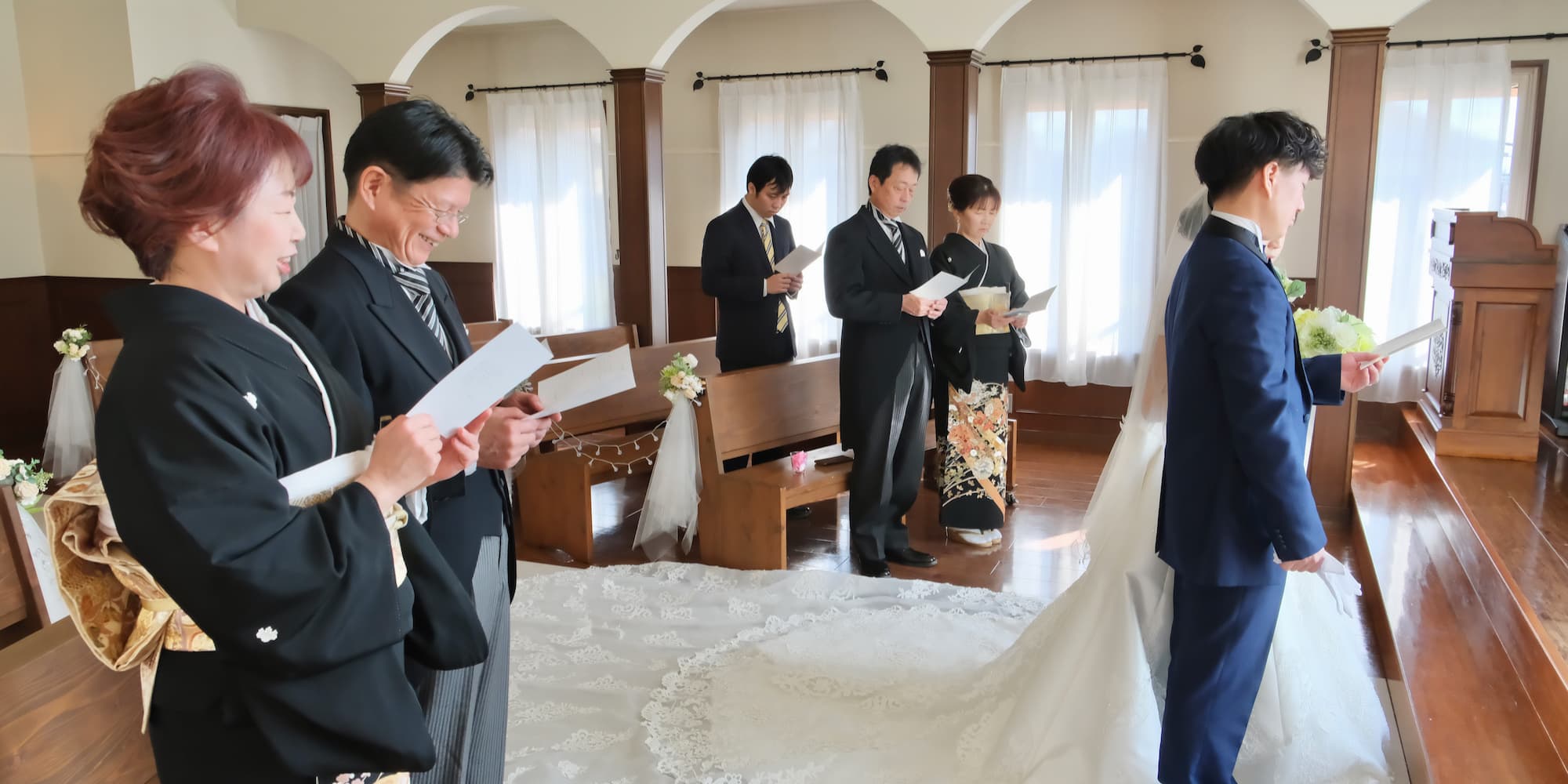 ウェディングを行っているウェディングドレスを着た花嫁様とタキシードを着た新郎様