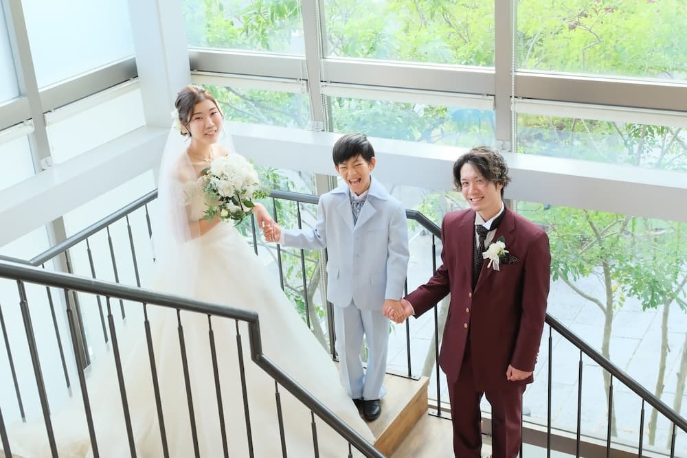 子供と一緒に階段を降りる新郎新婦