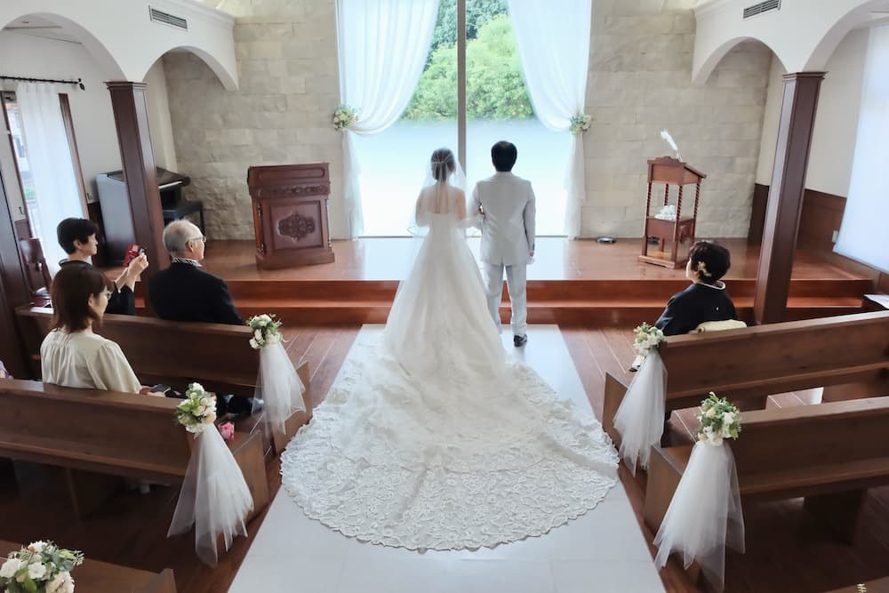 チャペルで家族に見守られている新郎新婦