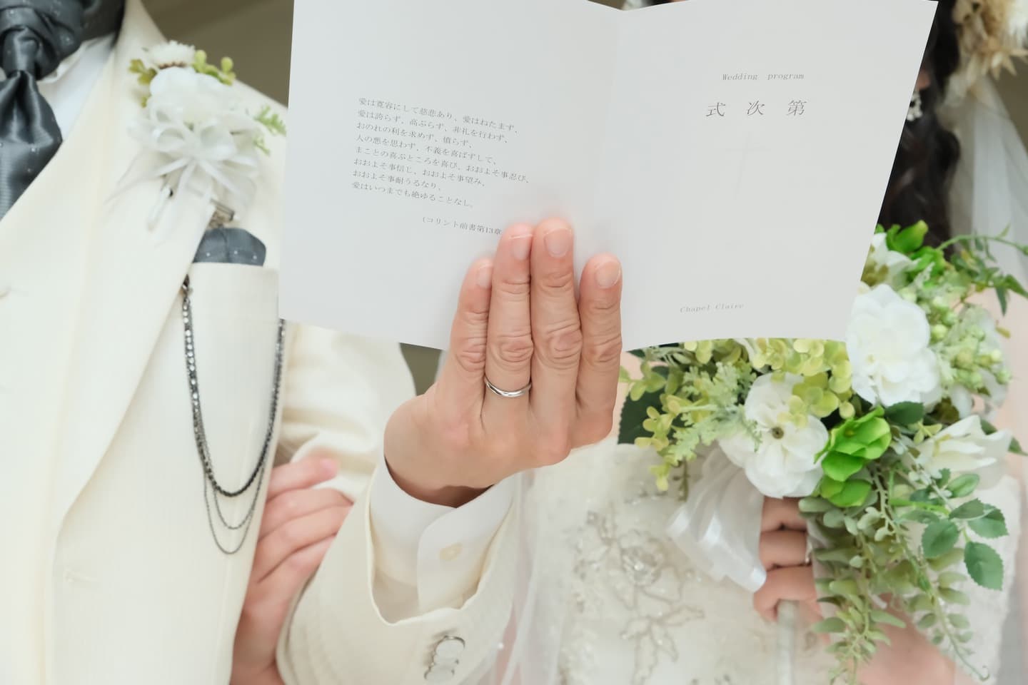 チャペルで結婚式と同じようなフォトウエディングの写真