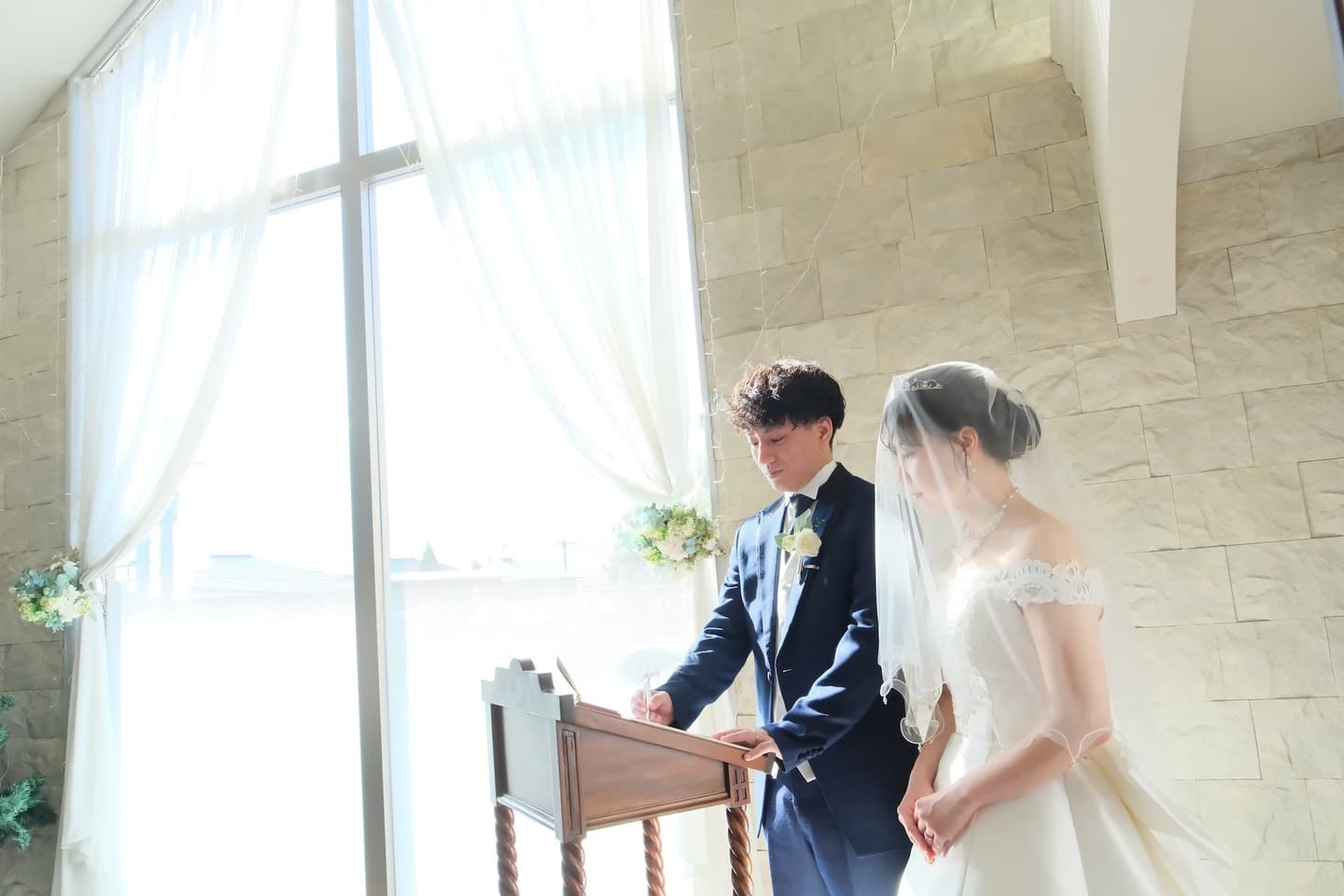 チャペルでのドレスフォトウェディングの写真