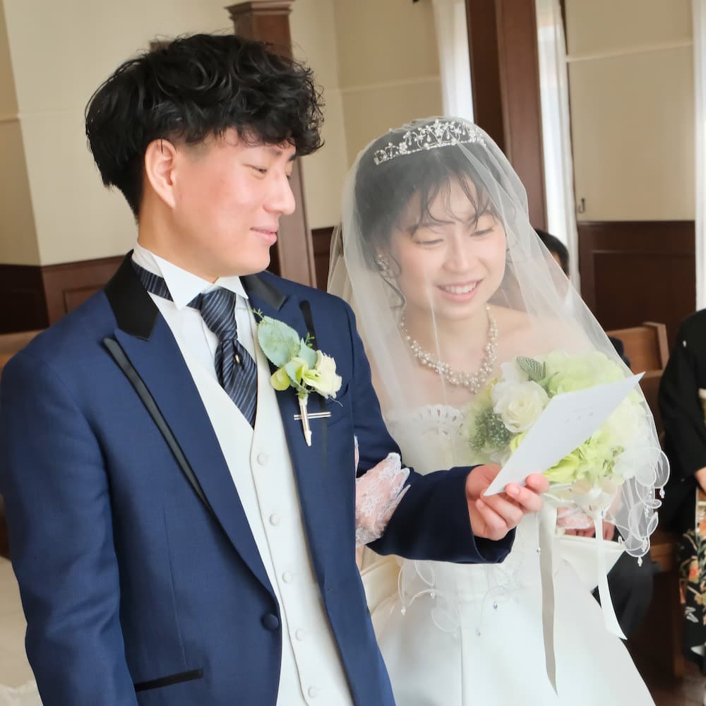 ウェディングを行っているウェディングドレスを着た花嫁様とタキシードを着た新郎様