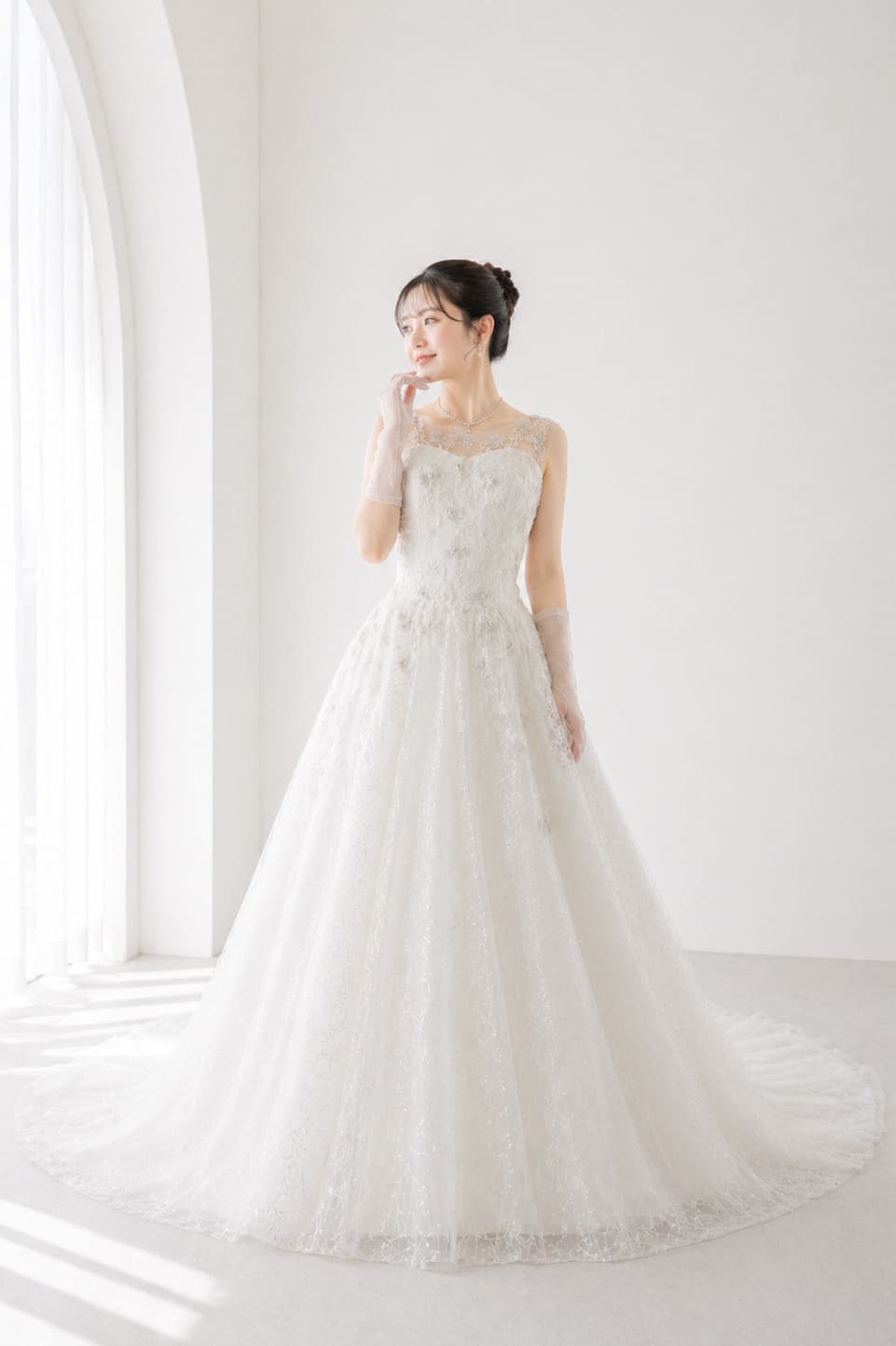 ウェディングドレスを着た女性