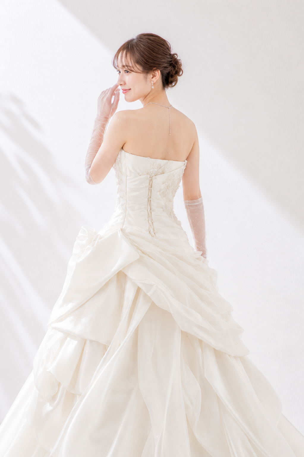 ウェディングドレスを着た女性