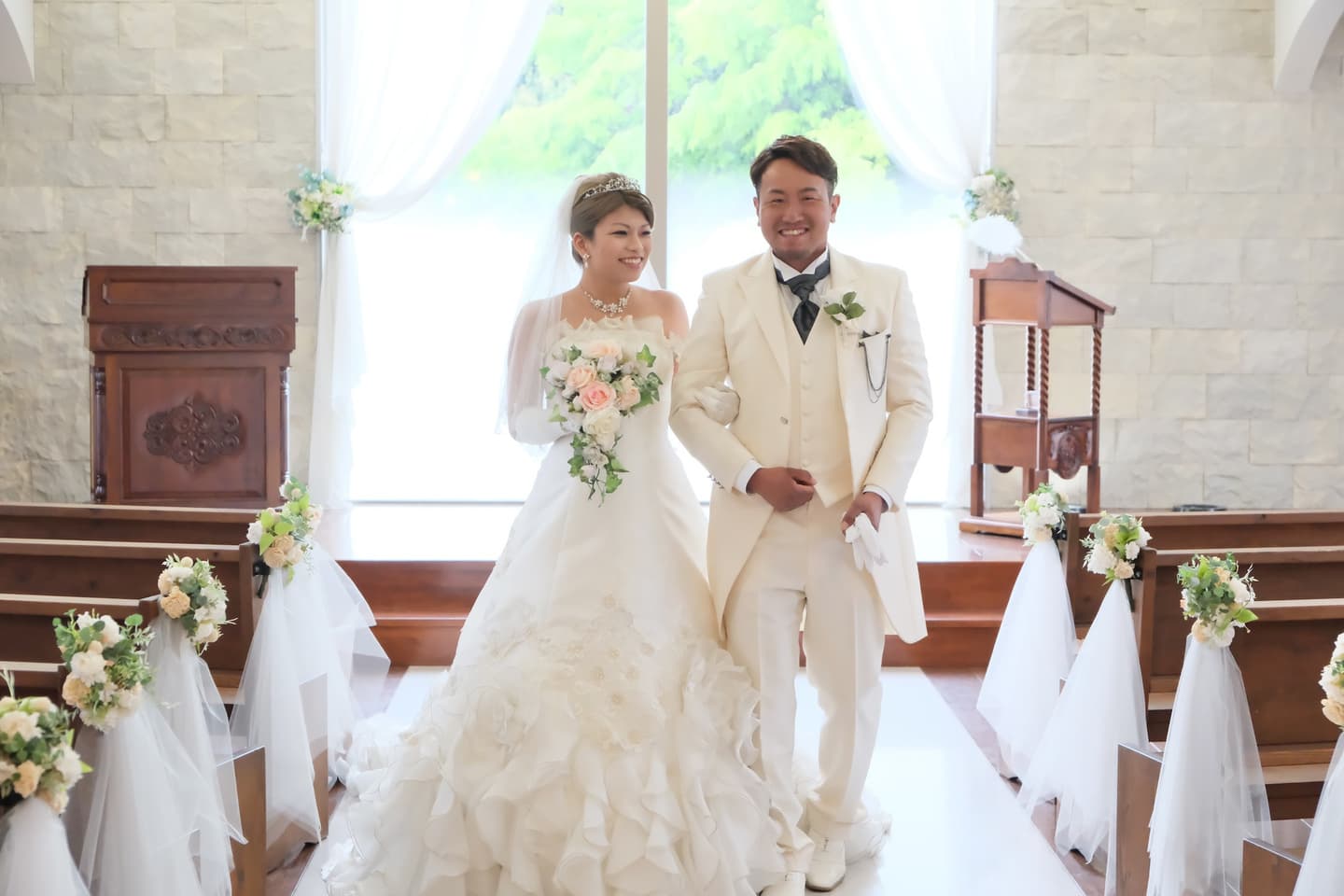 チャペルで結婚式と同じようなフォトウエディングの写真