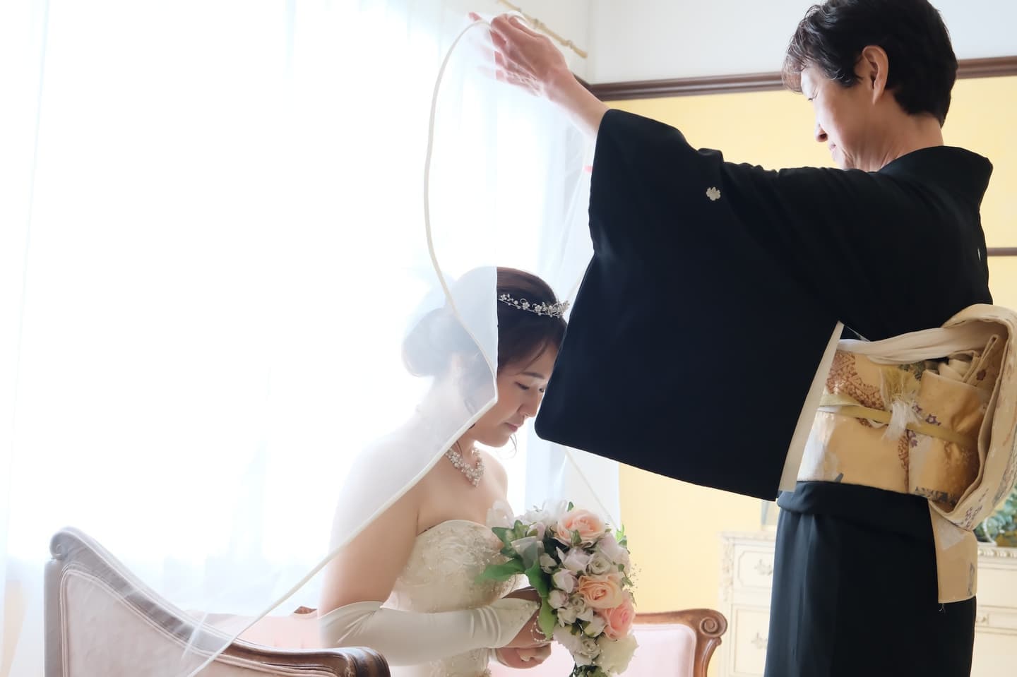 チャペルで結婚式と同じようなフォトウエディングの写真