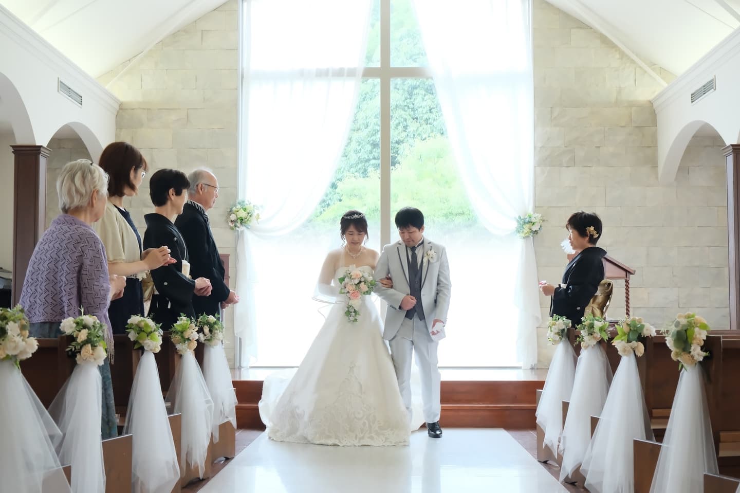 チャペルで結婚式と同じようなフォトウエディングの写真