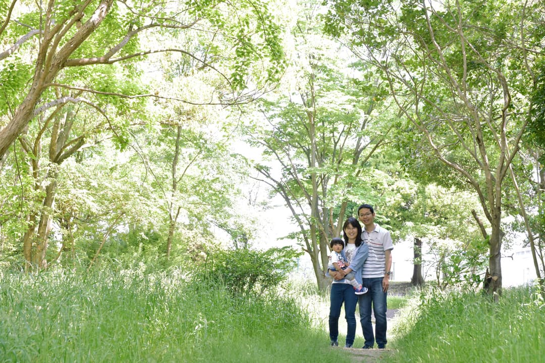 奈良の公園で自然な家族写真