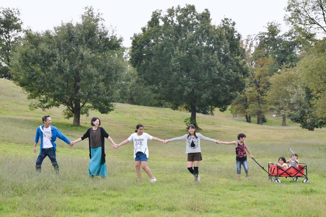 奈良の公園で自然な家族写真