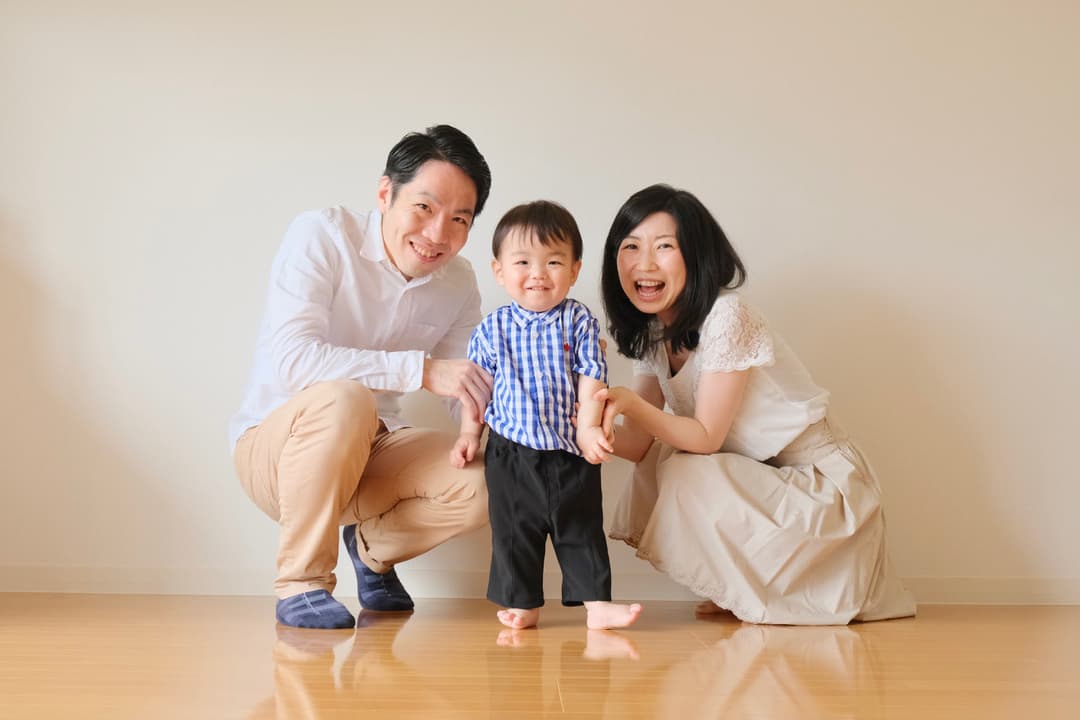 自宅でおしゃれな家族写真