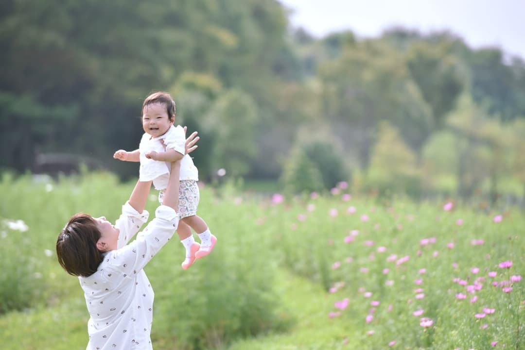 奈良の公園で自然な家族写真