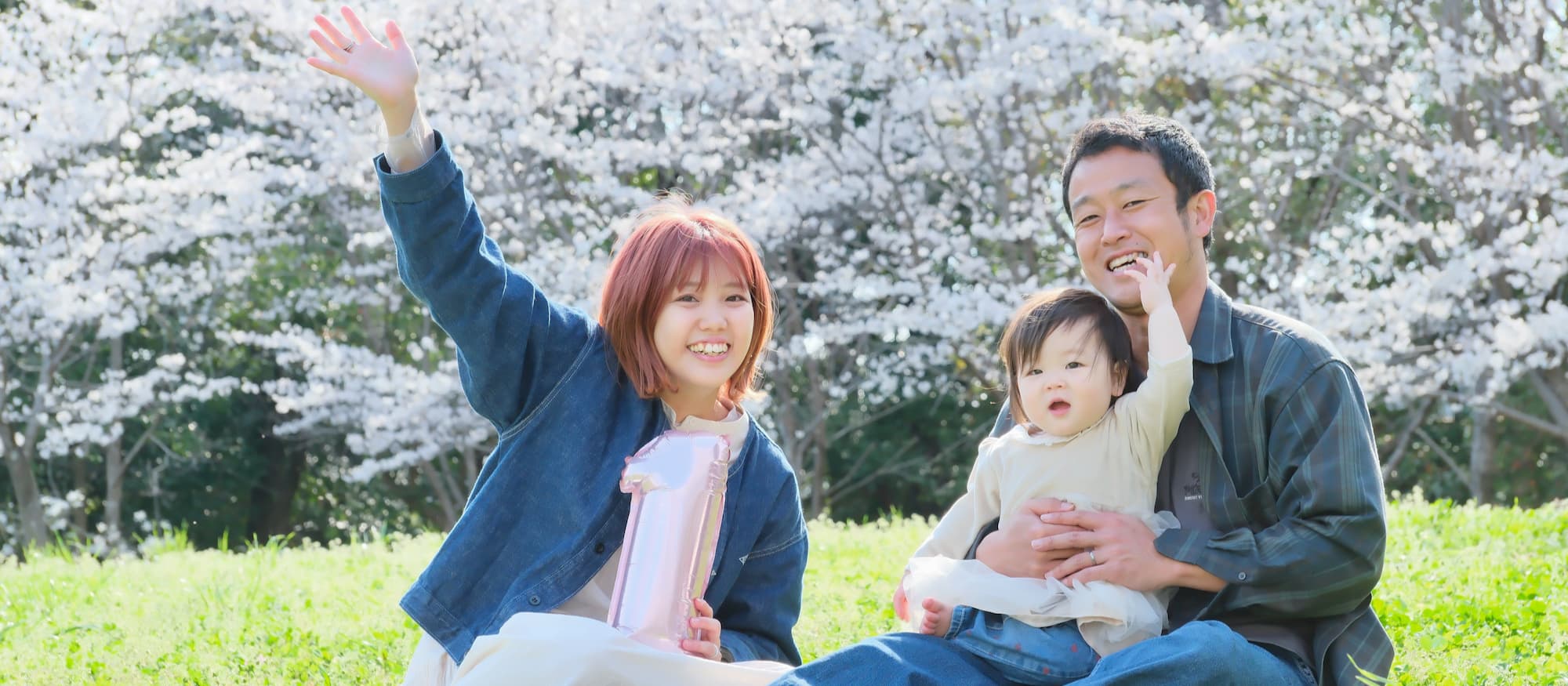 お父さんとお母さんと子どもの写真