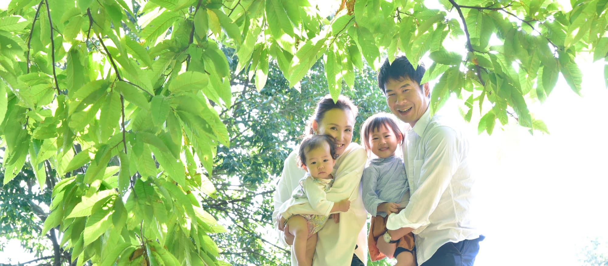 お父さんとお母さんと子どもの写真