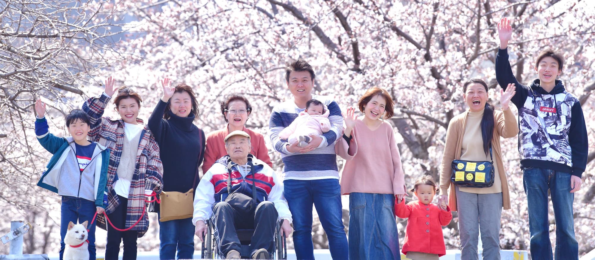 お父さんとお母さんと子どもの写真