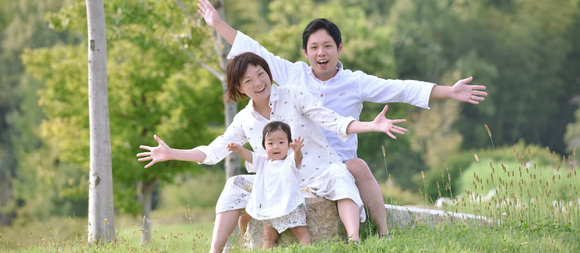 お父さんとお母さんと子どもの写真