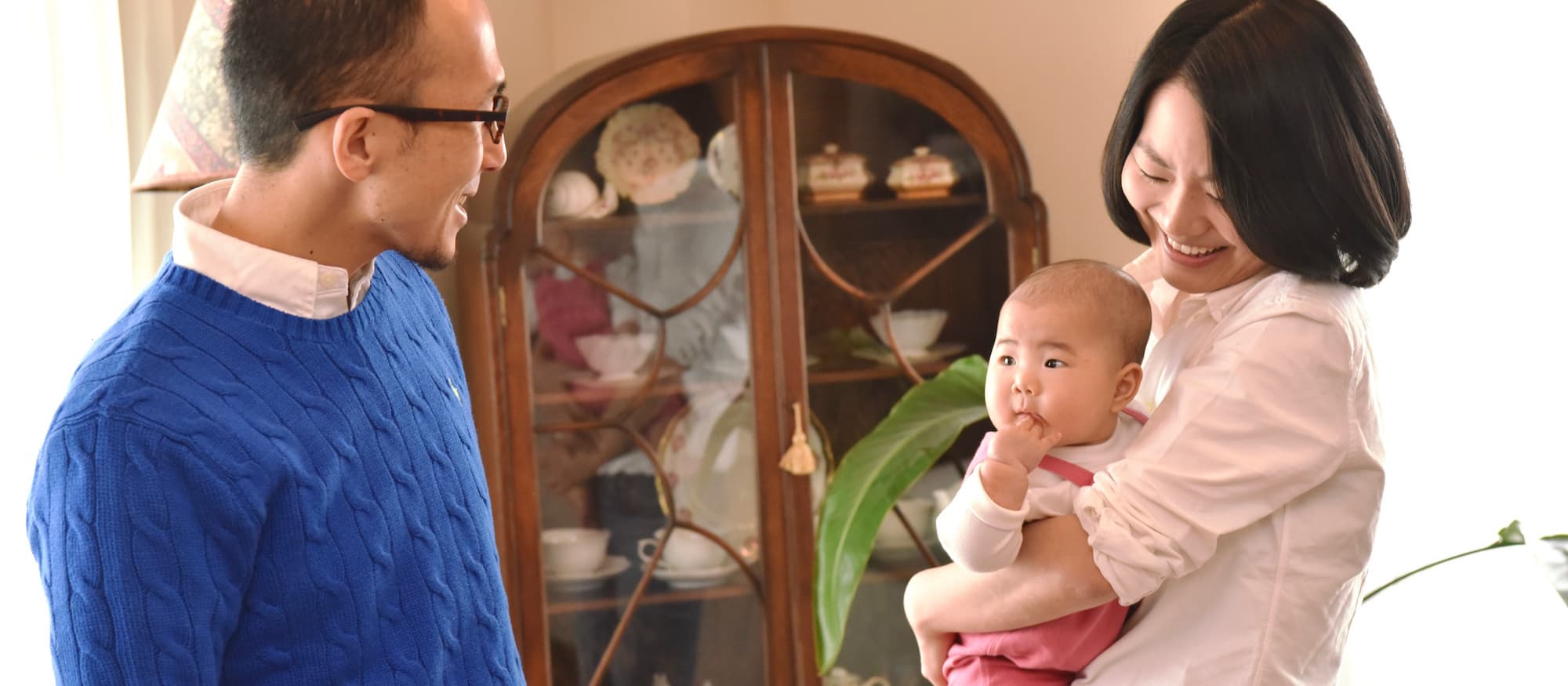 お父さんとお母さんと子どもの写真