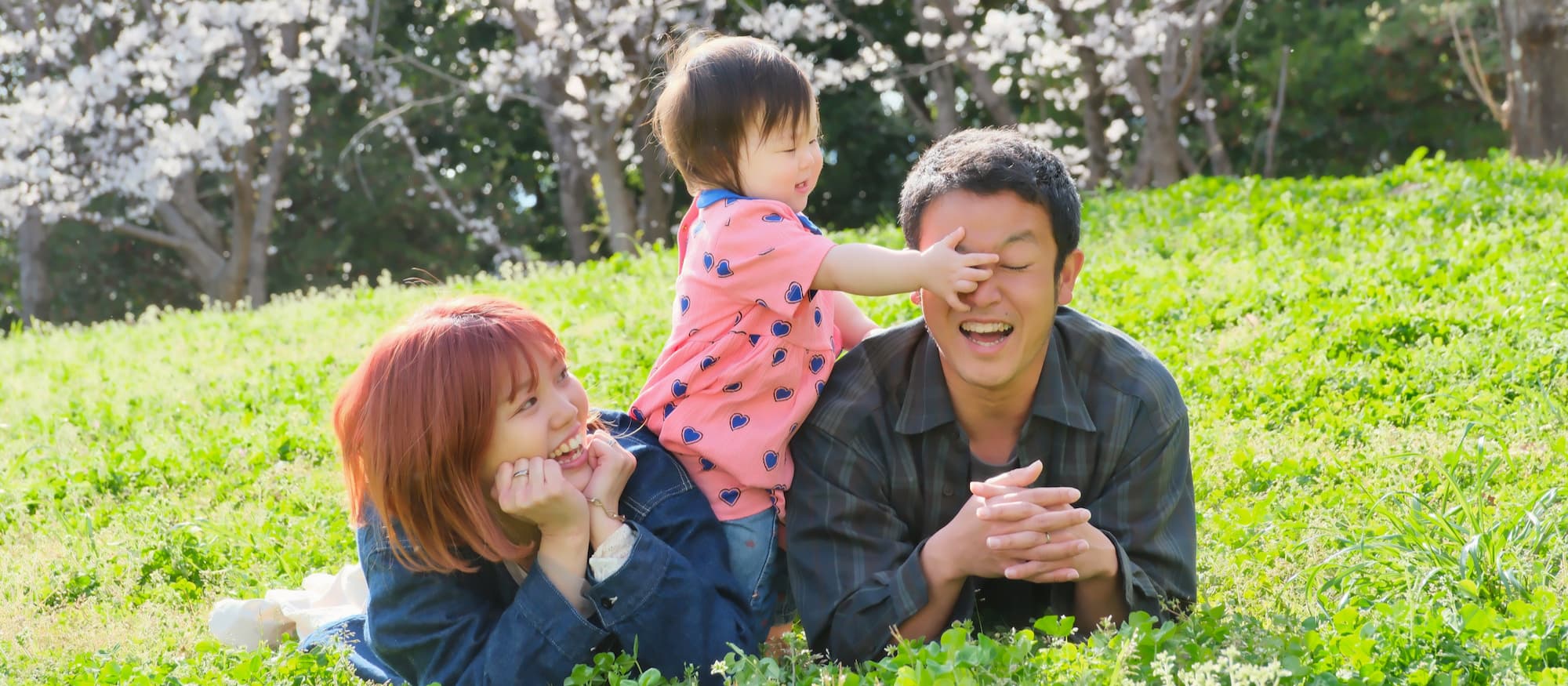 お父さんとお母さんと子どもの写真