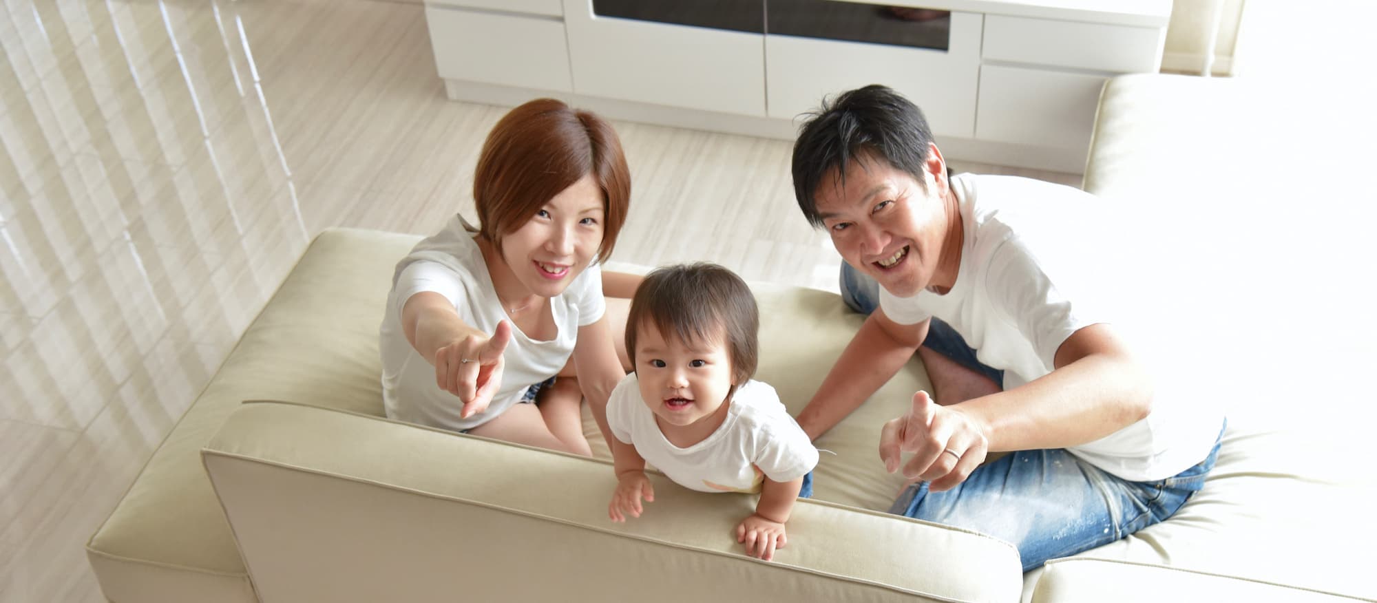 お父さんとお母さんと子どもの写真