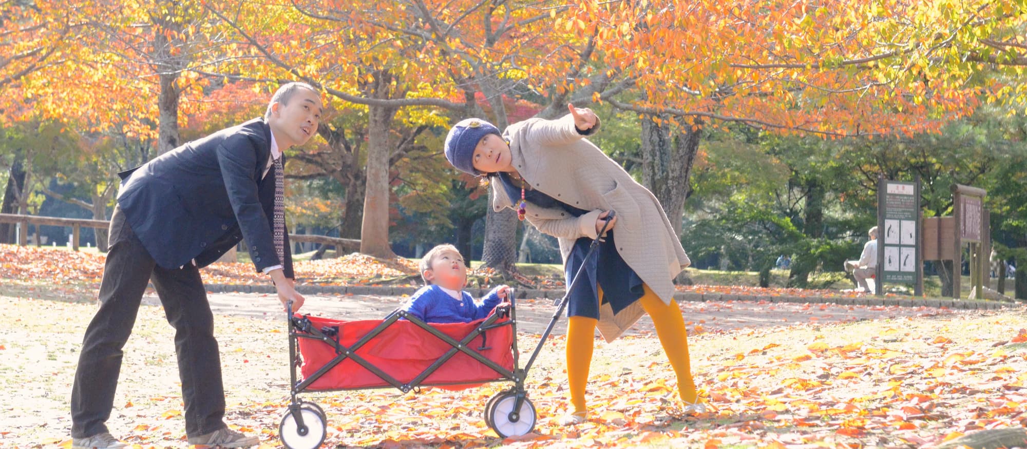 お父さんとお母さんと子どもの写真