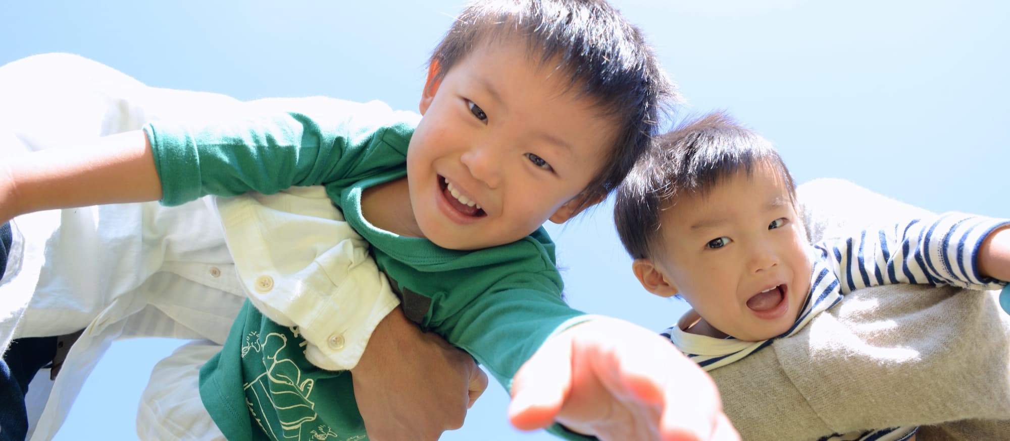 お父さんとお母さんと子どもの写真