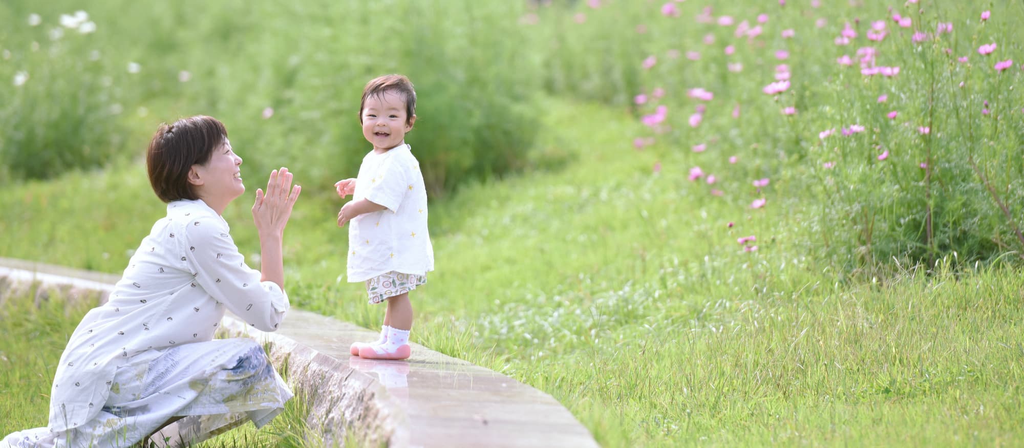 お父さんとお母さんと子どもの写真