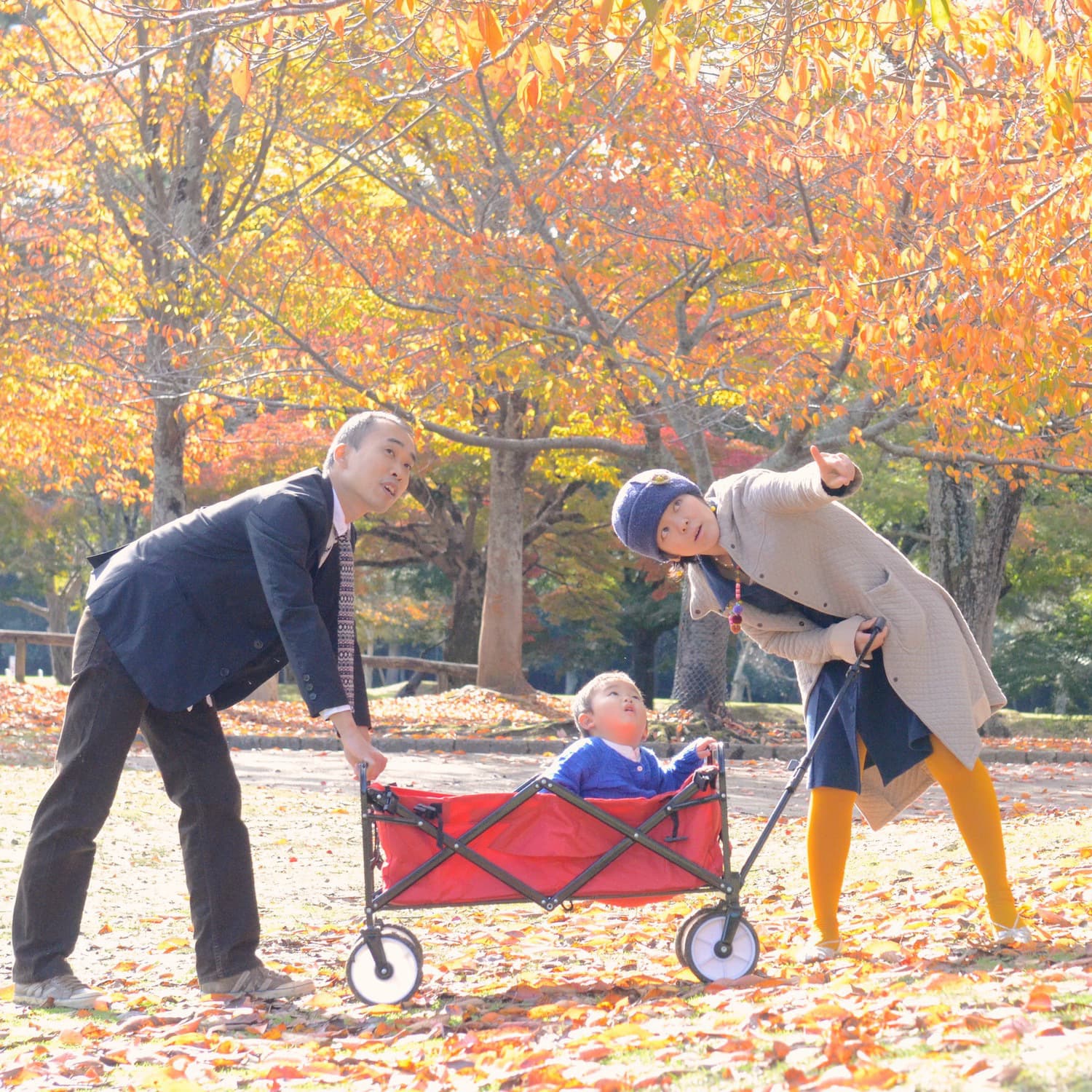 お父さんとお母さんと子どもの写真