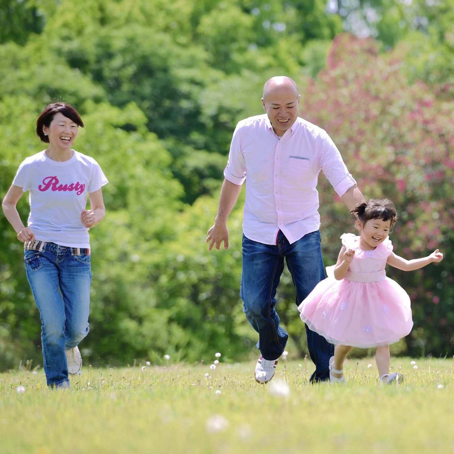 お父さんとお母さんと子どもの写真