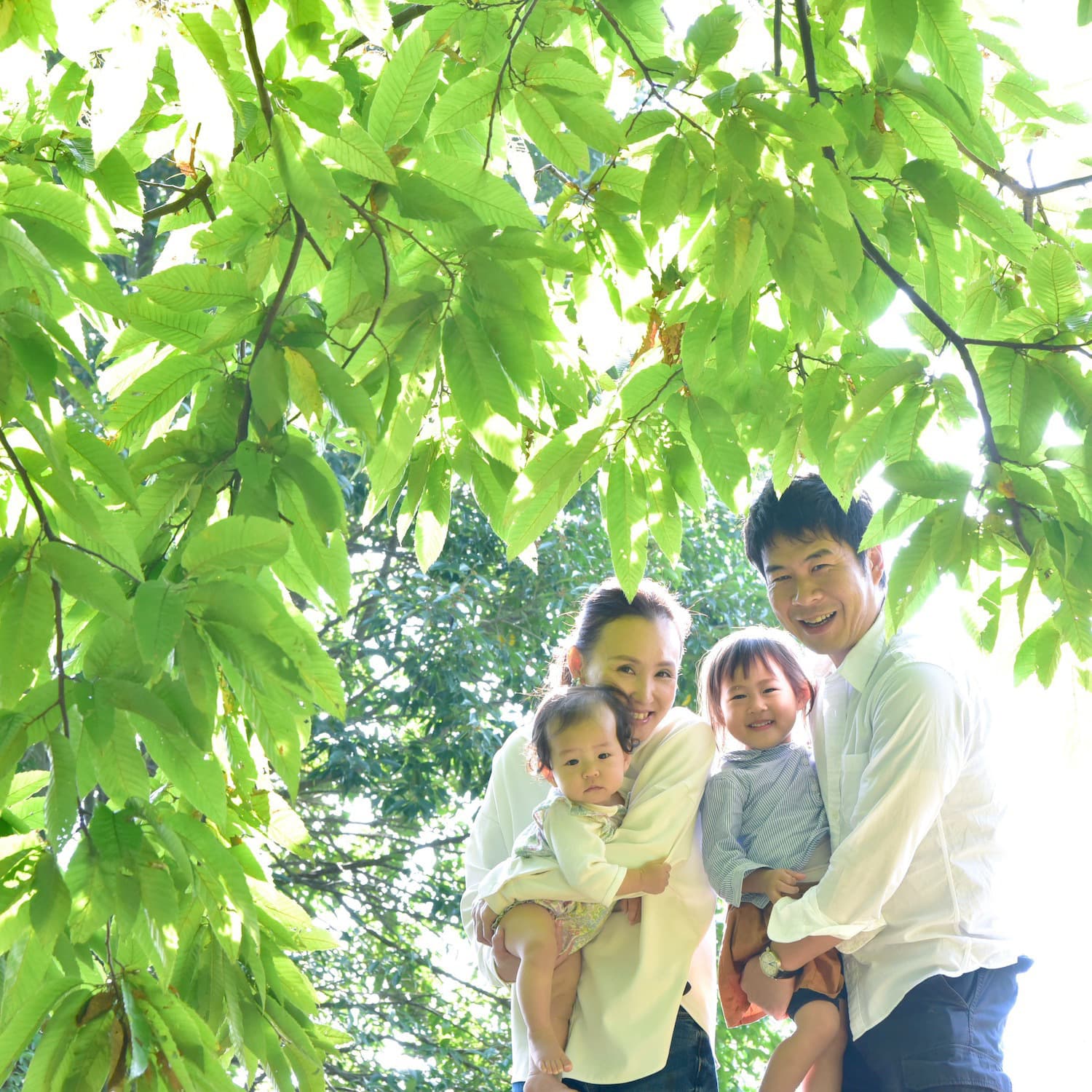 お父さんとお母さんと子どもの写真