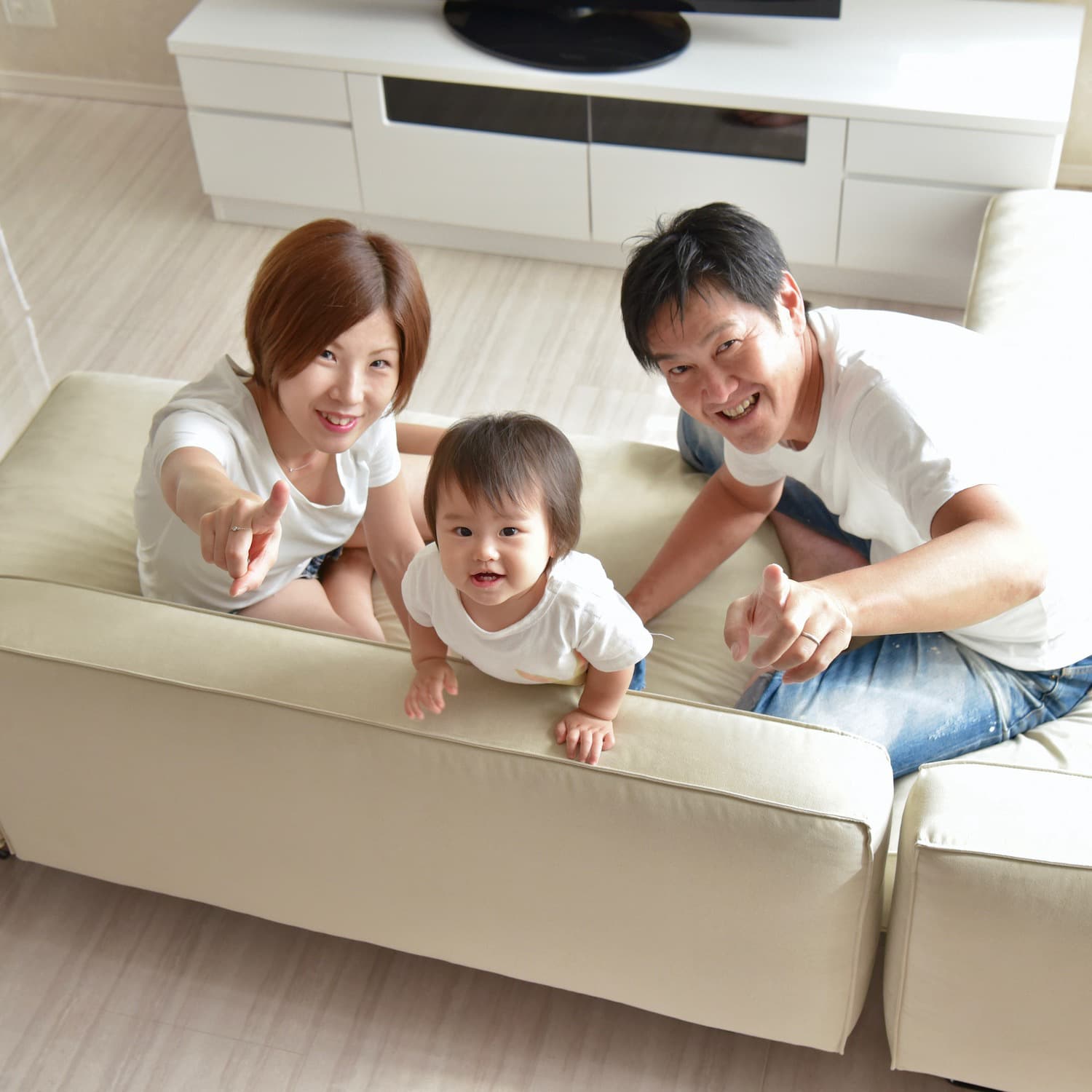 お父さんとお母さんと子どもの写真