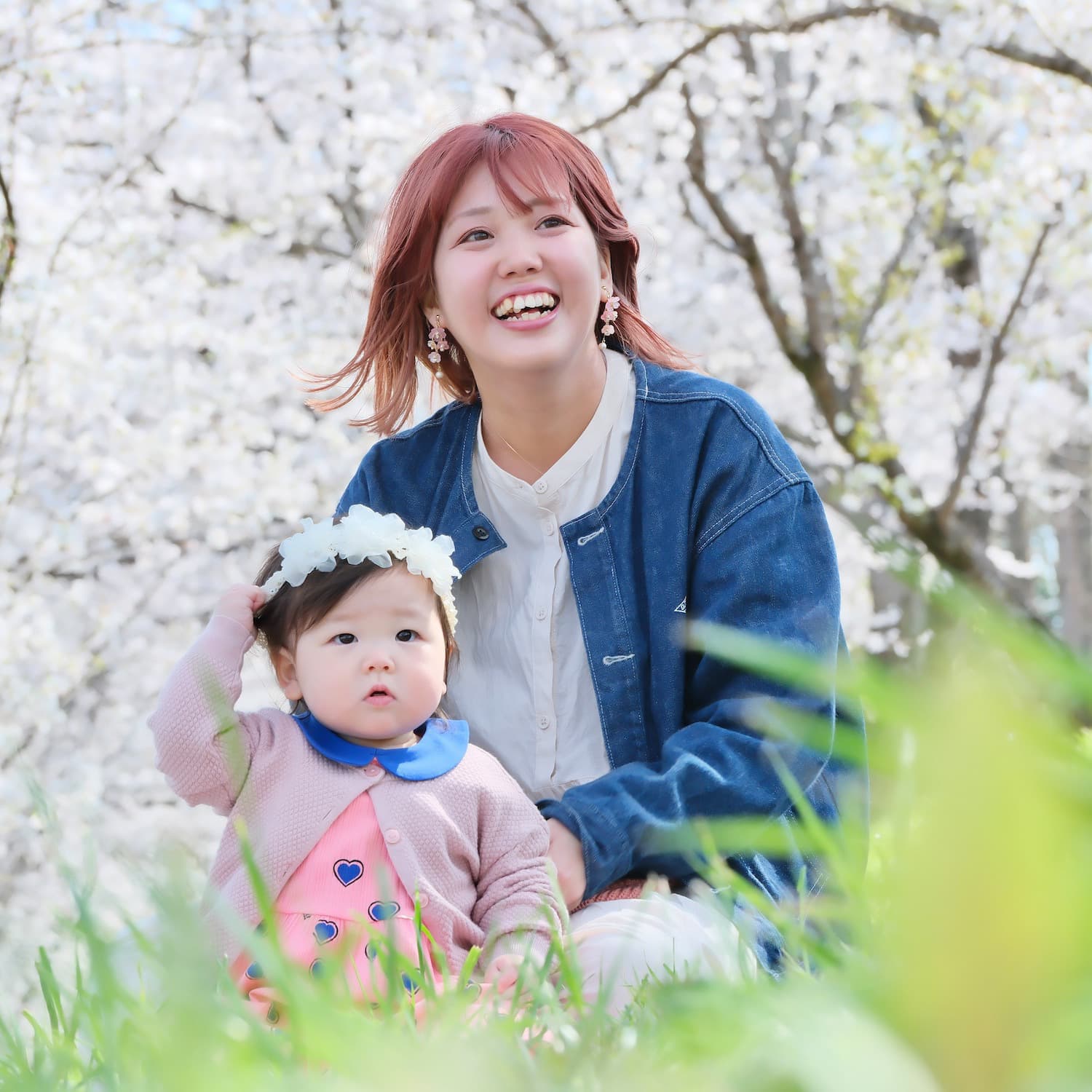 お父さんとお母さんと子どもの写真