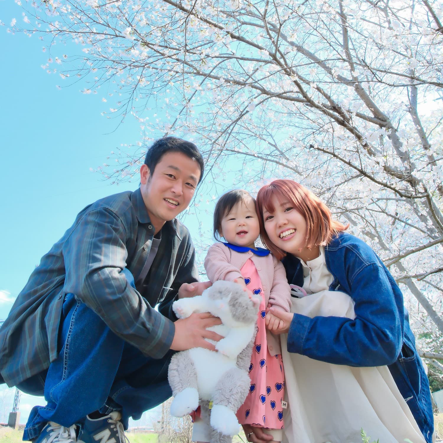 お父さんとお母さんと子どもの写真