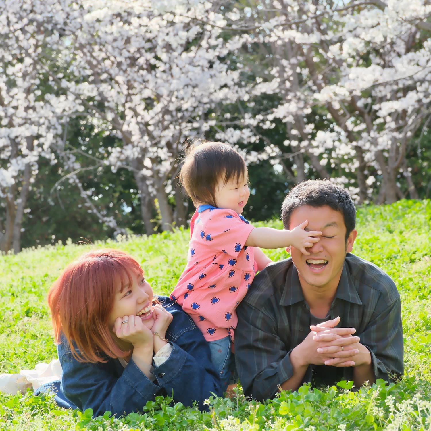 お父さんとお母さんと子どもの写真