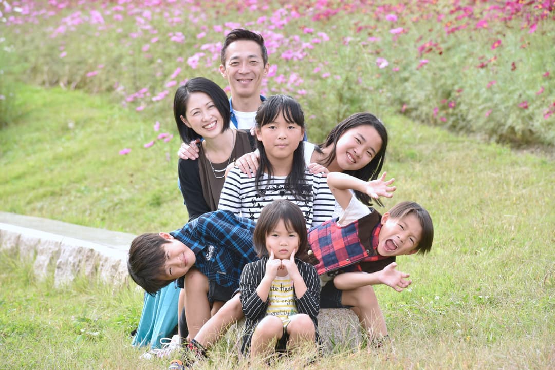 奈良の公園で自然な家族写真