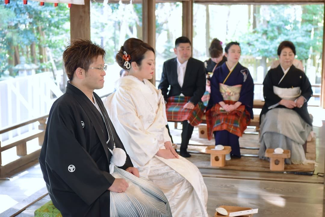 往馬大社で結婚式の新郎と花嫁