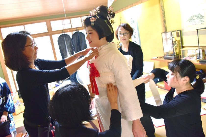 往馬大社で結婚式の白無垢の花嫁