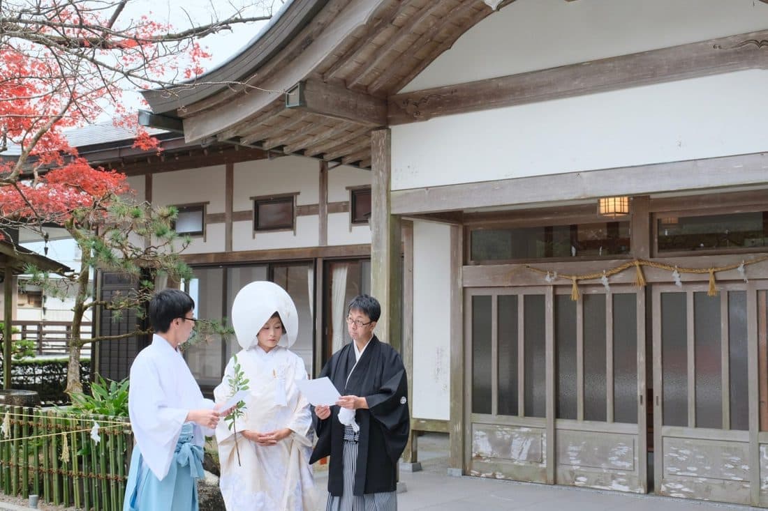 熊野那智大社で白無垢綿帽子の花嫁