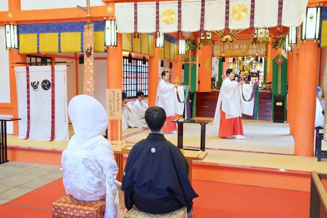 熊野那智大社で白無垢綿帽子の花嫁