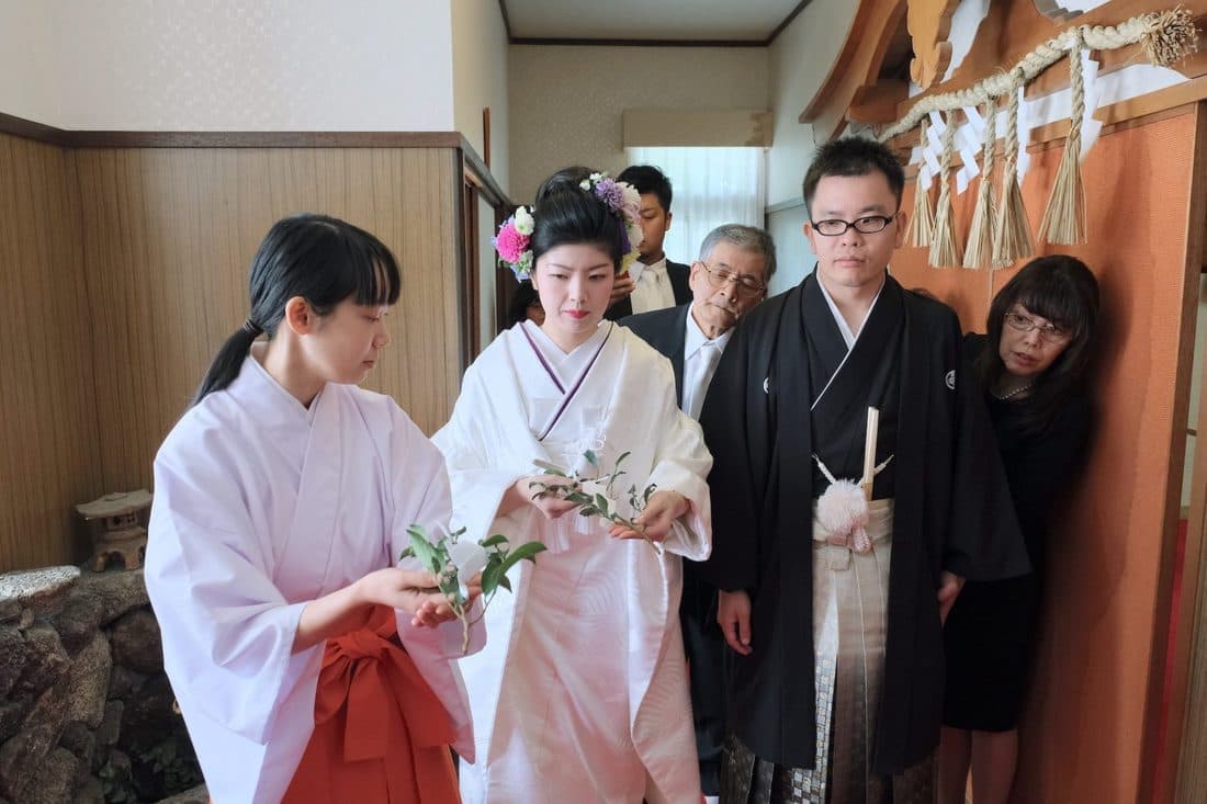 白無垢で茨木神社の結婚式