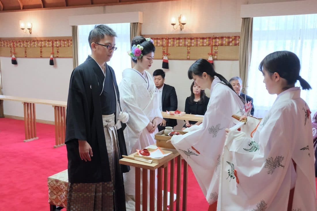 白無垢で茨木神社の結婚式