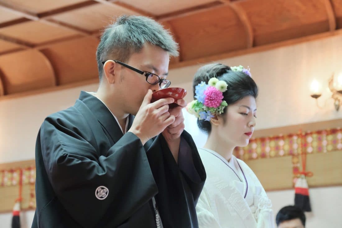 白無垢で茨木神社の結婚式