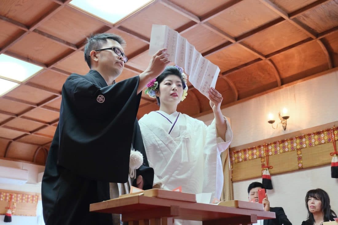 白無垢で茨木神社の結婚式