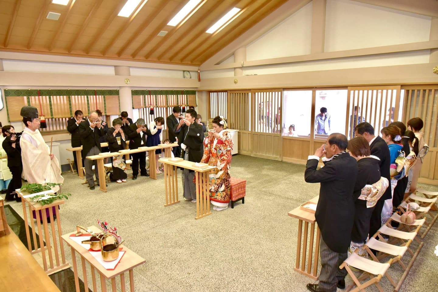 二見興玉神社で結婚式の新郎と花嫁さん