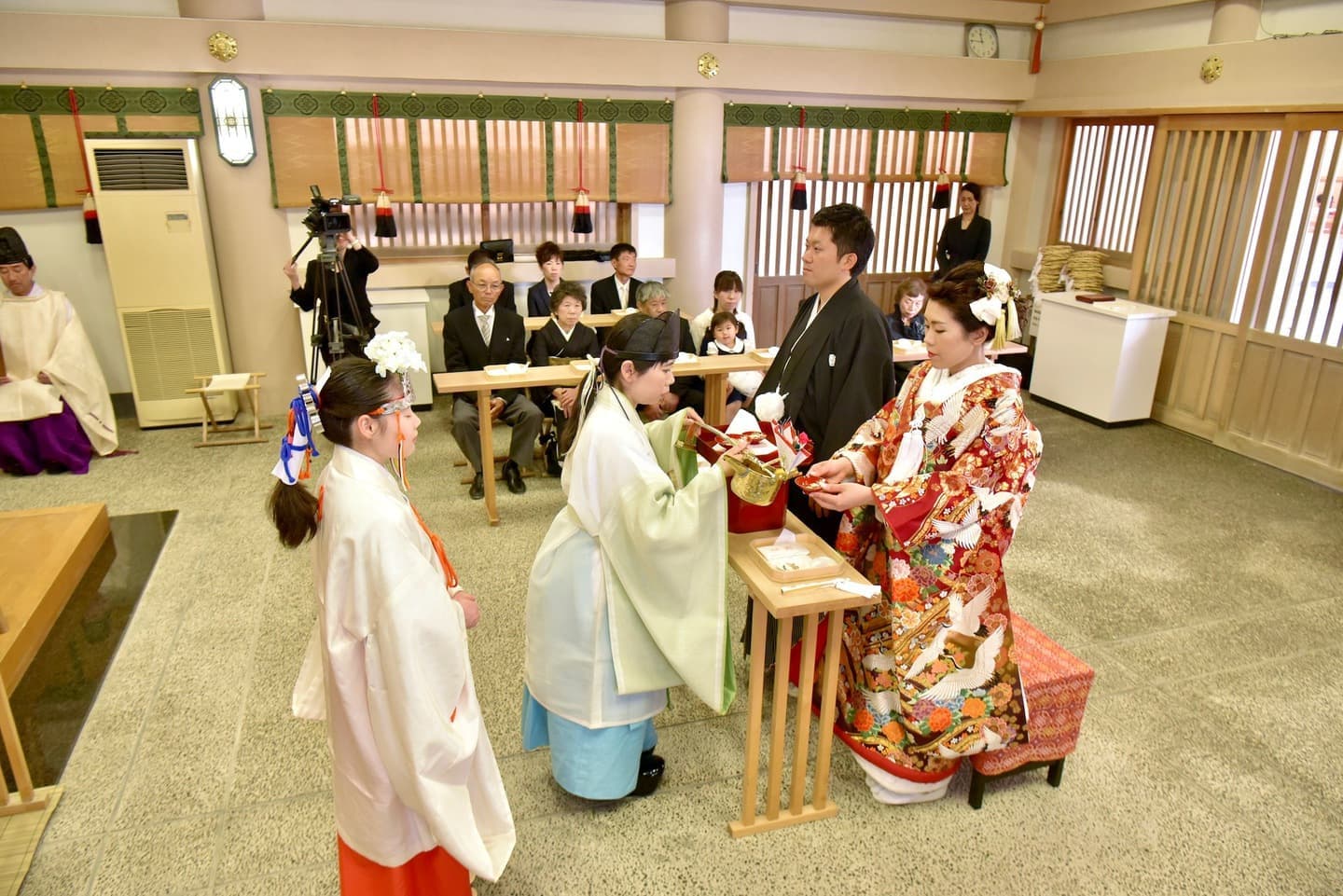 二見興玉神社で結婚式の新郎と花嫁さん